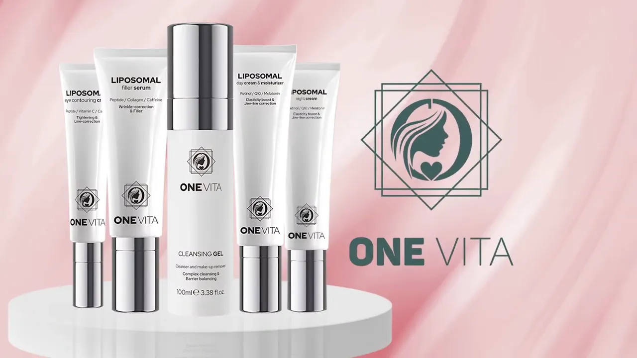 Exposición de productos para el cuidado de la piel ONE VITA, incluidos geles limpiadores y diversas cremas liposomales, dispuestos sobre un pedestal blanco, sobre un fondo rosa. De acuerdo con nuestras claras directrices de venta de marca, el logotipo y el nombre oficiales de ONE VITA se muestran a la derecha.